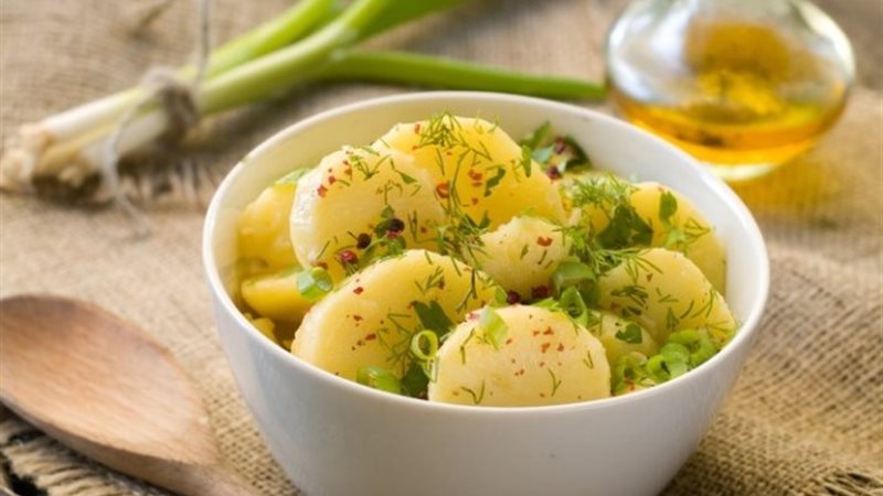 سلطة البطاطس المكعبات
