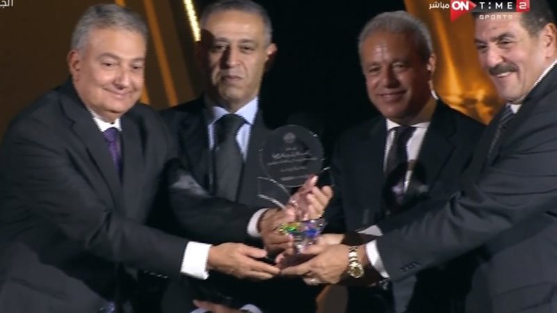 عماد البناني وأحمد الوطن يتسلمان جائزة الزمالك