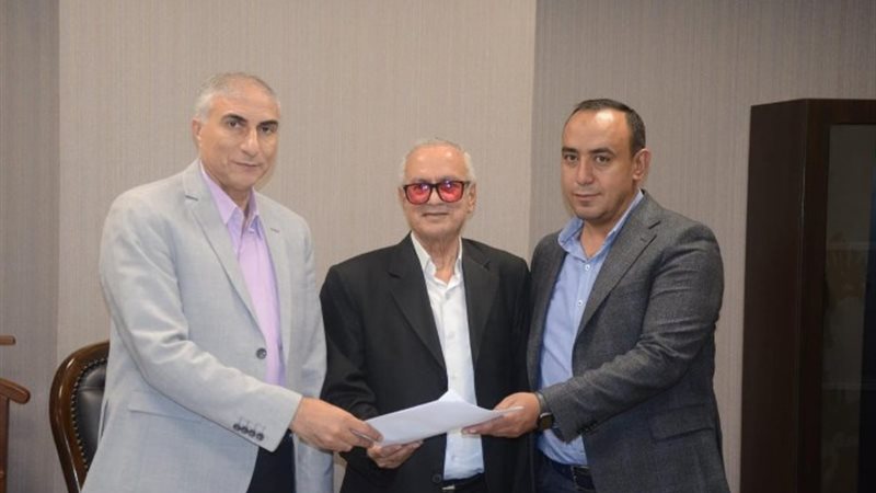 المهندس أمين غنيم أثناء تسليم عقد التقنين