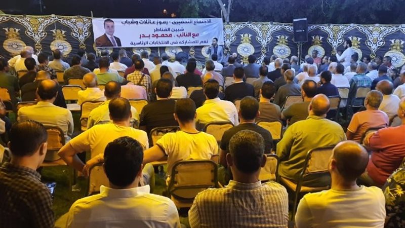 النائب محمود بدر خلال اجتماعة بكبار عائلات شبين القناطر