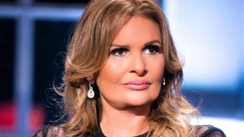 الفنانة يسرا