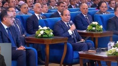 الرئيس السيسي يمازح وزير الصحة: «لو كان حبيبك عسل متاكلوش كله»
