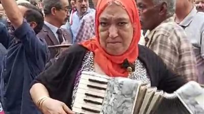 خمسينية تعزف «يا أغلى اسم في الوجود» على الأوكرديون بالكوربة