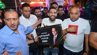 بالصور.. مؤمن زكريا يدعم الرئيس السيسي بميدان الكوربة
