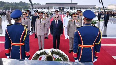 الرئيس السيسي يضع إكليلًا من الزهور على النصب التذكاري لشهداء القوات المسلحة
