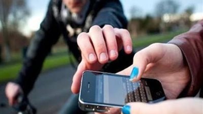 معروضة في الفاترينات.. سقوط أخطر تشكيل عصابي لسرقة هواتف المواطنين بالجيزة