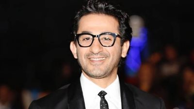 أحمد حلمي عن والده باكيًا: كان صبورًا في مرضه وراضيًا