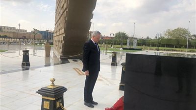 السفير الروسي لدى القاهرة يضع إكليل الزهور على قبر الجندي المجهول
