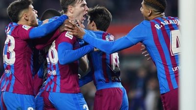 برشلونة يضرب بورتو بهدف في الشوط الأول