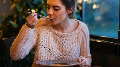 7 نصائح غذائية لمحاربة نزلات الأنفلونزا الموسمية في الشتاء