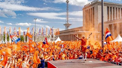 بالبرتقالي، جماهير هولندا تُزين شوارع دورتموند قبل لقاء إنجلترا (فيديو)