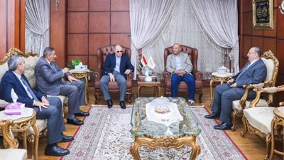 نائب وزير النقل يتابع تنفيذ مجموعة من المشروعات القومية في ميناء دمياط
