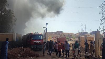 الحماية المدنية تسيطر علي حريق محطة كهرباء شرق أسوان (فيديو)