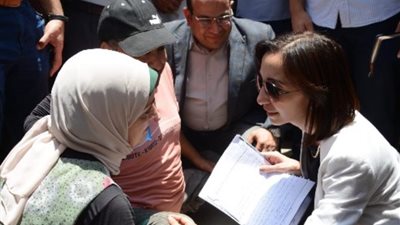 «جلست على الأرض» محافظ البحيرة تستمع لشكوى مواطنة (صور)