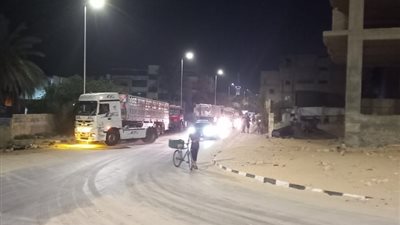 بدء إخلاء شوارع العريش من شاحنات المساعدات لإدخالها إلى غزة (صور)