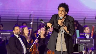 «بتجهيزات على أعلى مستوى»، محمد منير يقص شريط مهرجان العلمين (صور)