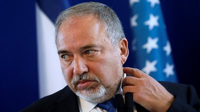 ليبرمان يتهم نتنياهو بأنه يقود إسرائيل إلى الدمار