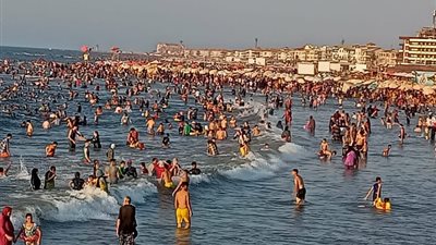 إنقاذ 71 حالة من الغرق وتسليم 143 طفلا تائها لذويهم بشواطئ رأس البر