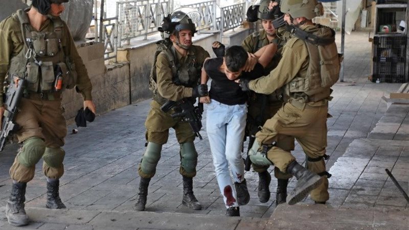ضرب جنود الاحتلال لفلسطيني_أرشيفية