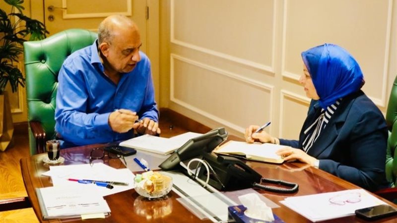 وزير الكهرباء محمودعصمت والمهندسة صباح مشالي نائب الوزير