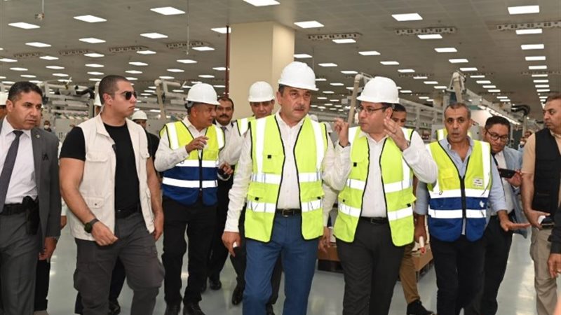وزير قطاع الأعمال خلال الجولة التفقدية