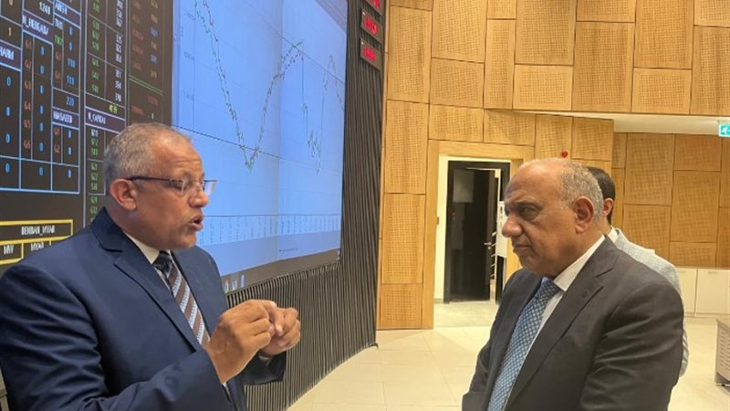 وزير الكهرباء خلال الجولة