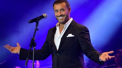 «بشرى سارة لمحبي القيصر» كاظم الساهر يروج لحفله بمهرجان العلمين