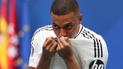 الحلم أصبح حقيقة، «مبابي» يرتدي قميص ريال مدريد وسط 80 ألف مشجع