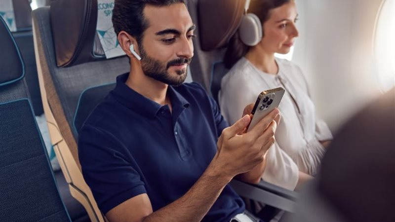 إجراء المكالمات الهاتفية على متن الطائرة