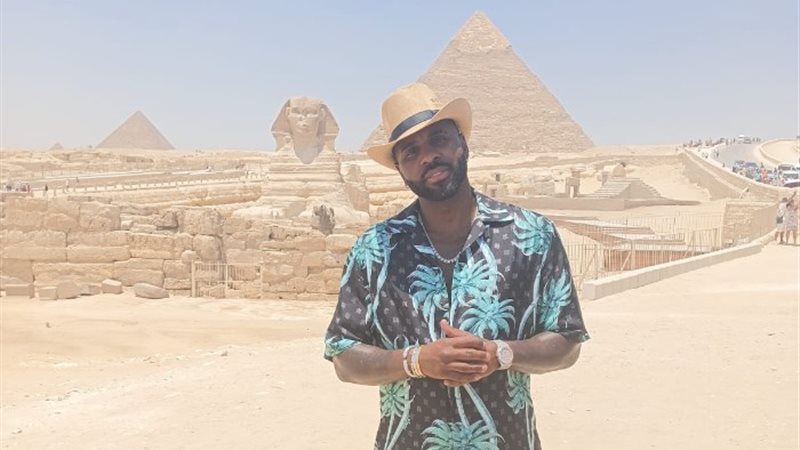 جيسون ديرولو في الأهرامات