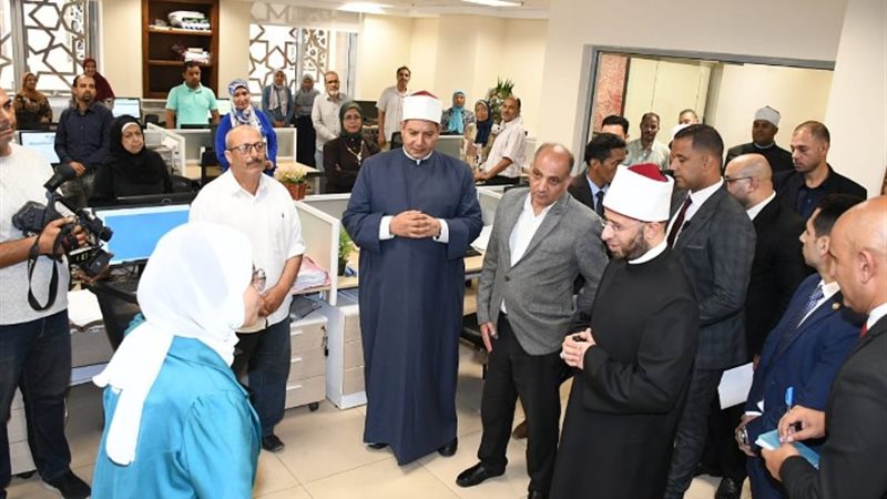 وزير الأوقاف يلتقي موظفي الوزارة