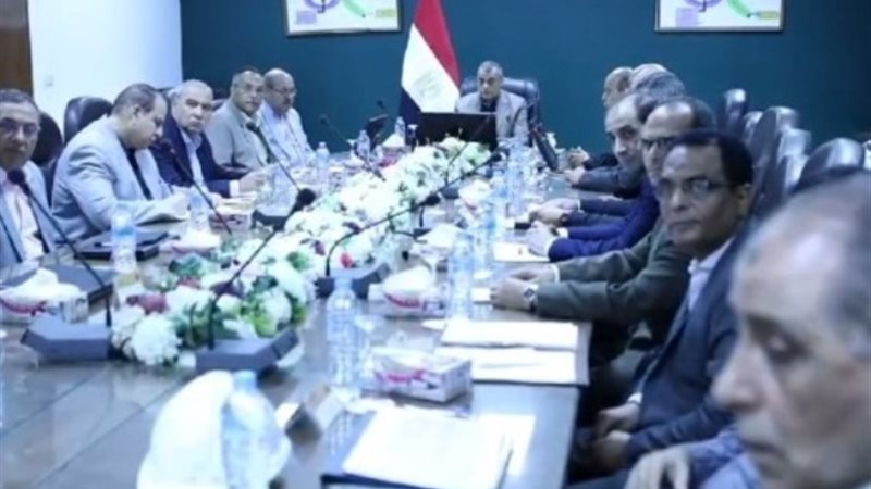 وزير الإنتاج الحربي خلال الاجتماع