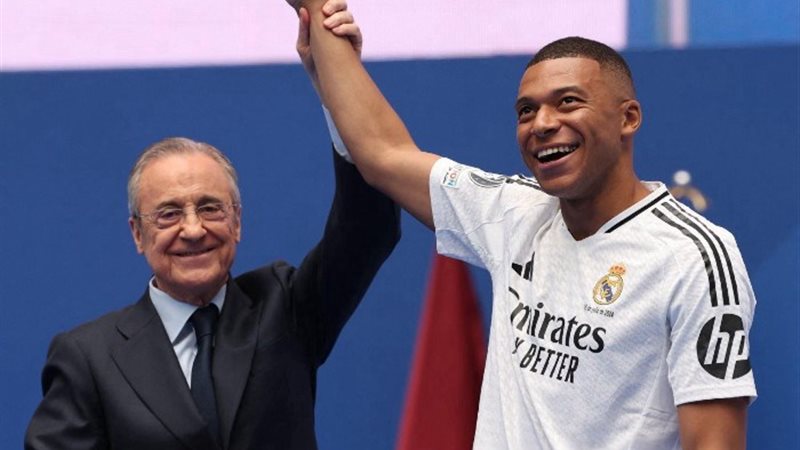 كيليان مبابي مع رئيس ريال مدريد