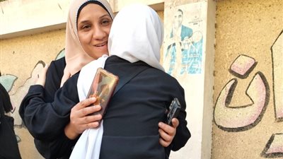 طلاب الثانوية العامة يودعون الامتحانات بـ«الأحضان»