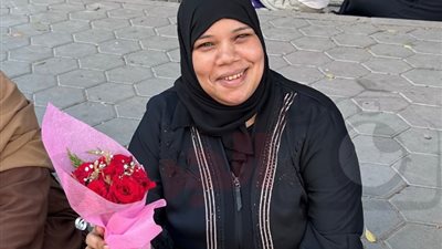وسط فرحة عارمة، طلاب الثانوية العامة يودعون العام الدراسي بالورود والأحضان