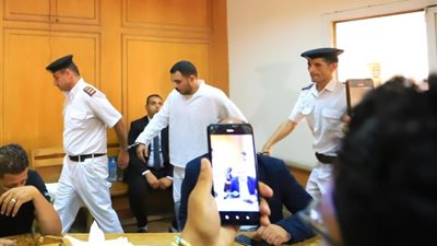 دموع سفاح التجمع، شاهد بكاء المتهم أثناء محاكمته بعد تنحي الدفاع