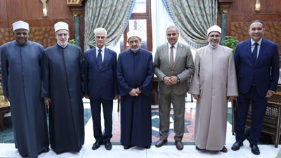 شيخ الأزهر يستقبل قيادات المنظمة العالمية للخريجين ورئيس الجامعة
