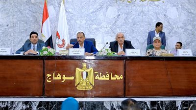 محافظ سوهاج يفاجئ أصحاب المخابز ويتابع أعمال النظافة بالمدينة