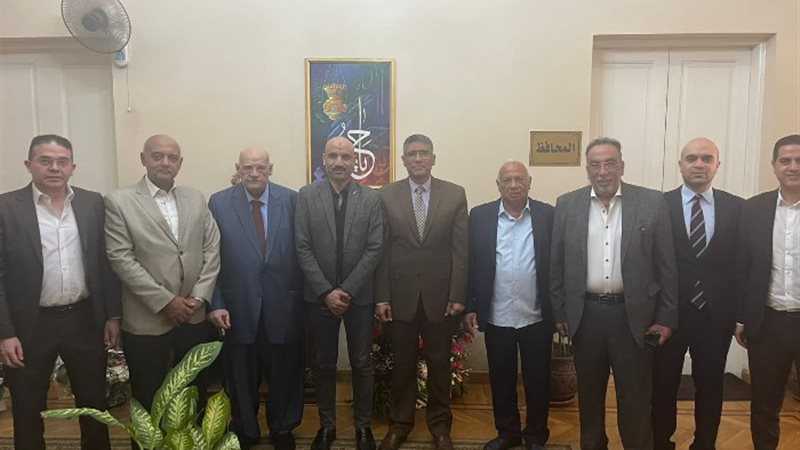 أعضاء الغرفة خلال إجتماعهم بالمحافظ