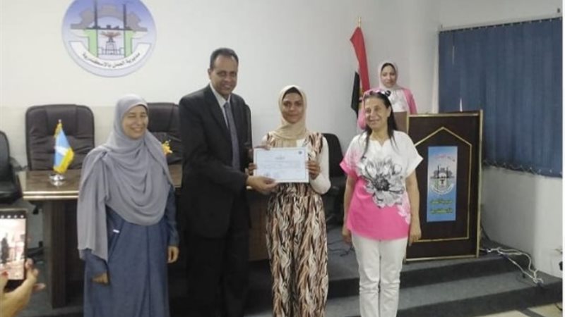 تسليم شهادات إتمام التدريب المهنى