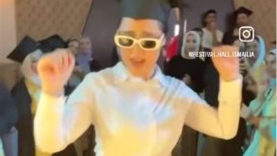 «زي الفرحان بنجاحه»، طالبة تحتفل بانتهاء الامتحانات بـ«وصلة رقص» (فيديو)