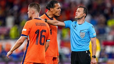 هاجمه بيلينجهام وفان دايك، من هو فيليكس تسفاير حكم مباراة الأهلي وبيراميدز؟