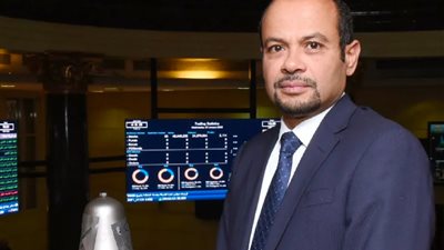 بمناسبة بدء التداول، رئيس البورصة المصرية يشارك في احتفالية «قرع الجرس»