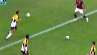 بسبب اصطدام كرتين، احتساب ركلة جزاء مثيرة للجدل في الدوري البرازيلي (فيديو)