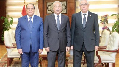 وفد قضائي رفيع المستوى يزور رئيس النيابة الإدارية لتهنئته بمنصبه الجديد