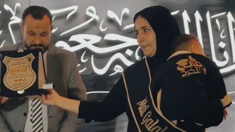 شقيقة مي جلال وطفلها