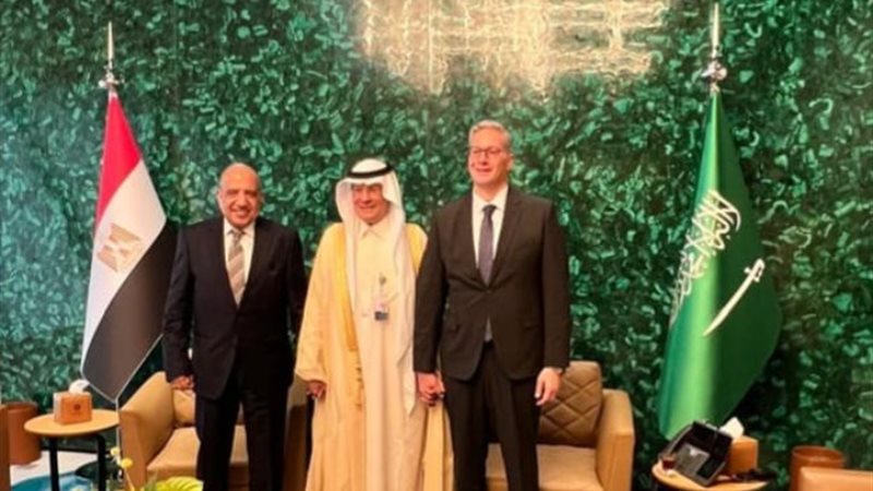 وزيري الكهرباء والبترول مع سمو الأمير عبد العزيز بن سلمان و