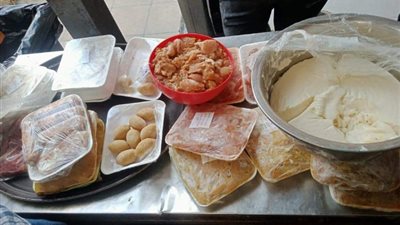 ضبط 4 أطنان أغذية وعصائر فاسدة في حملات بأسواق دمياط
