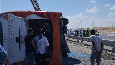 انقلاب أتوبيس سياحي على الطريق الأوسطي بالجيزة