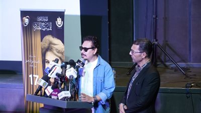 النظارة السودا، محمد رياض يتعرض لموقف محرج في مؤتمر مهرجان المسرح المصري